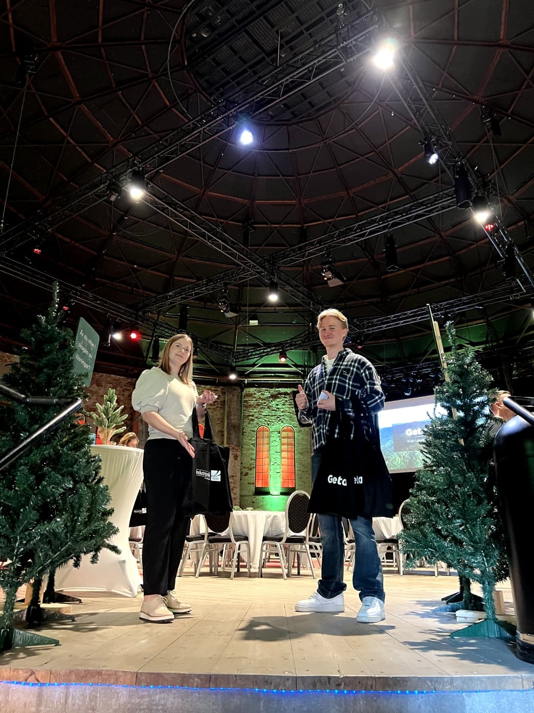 Hanna och Noel hälsar välkomna